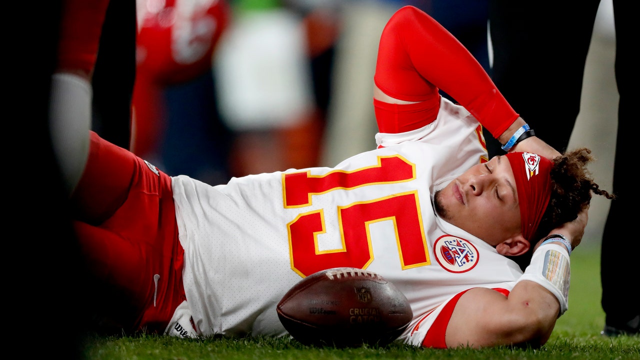 Mahomes exits after sustaining right knee injury against Broncos